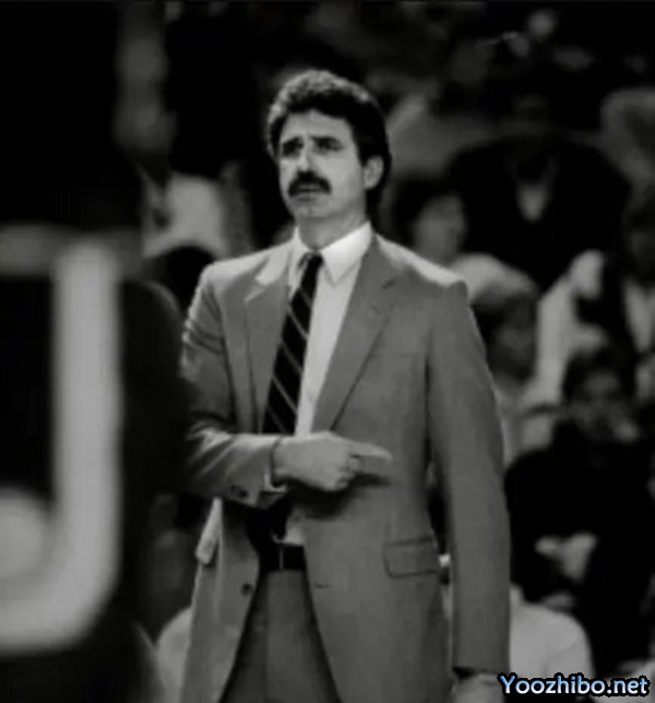 菲尔-约翰逊1974-75赛季执教之旅:战术、成就与最佳教练殊荣