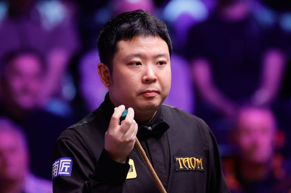 北京时间12月2日凌晨，2025斯诺克英锦赛正赛首轮继续在英国约克进行。一场焦点对决中，中国选手张安达在3-5落后的绝境下连救两个赛点，最终以6-5逆转15号种子加里·威尔逊，惊险闯入16强；1/8决赛他将与同胞赵心童上演“中国德比”。 比赛进程：五度平分，决胜局才见生死 开局互探：威尔逊打出单杆58分先声夺人，张安达随即回敬单杆87分、73分，以2-1反超。 中场胶着：第四局威尔逊多次上手扳平比分；休息归来他又凭借单杆52分、65分、91分，一度5-3拿到赛点。 绝境反击：背水一战的张安达先以83-35挽救一个赛点，第10局再轰单杆77分，5-5把比赛拖入决胜局。 决胜时刻：第11局两人均谨慎防守，威尔逊长台失准留下破绽，张安达上手打出单杆56分，最终以65-15锁定胜局，完成6-5绝杀。 数据盘点 张安达：全场3杆50+（87、73、77），1杆制胜，防守成功率78%。 加里·威尔逊：4杆50+（58、52、65、91），进攻火力略占优，但关键局失误致命。 赛后声音 张安达坦言：“3-5落后时我没想太多，只想把每一杆防守做好。最后能赢下来有些运气，但也证明坚持是有回报的。”谈到下轮与赵心童的“内战”，他希望“两人都能发挥出最好水平，为观众奉献精彩比赛”。 下一轮对阵 张安达 vs 赵心童（16进8，时间待定）。随着这场胜利，本届英锦赛已有斯佳辉、吴宜泽、庞俊旭、<a href=/tiyu360/dingjunhui/ target=_blank class=infotextkey>丁俊晖</a>、赵心童、张安达共6名中国选手跻身16强，刷新历史最佳战绩。