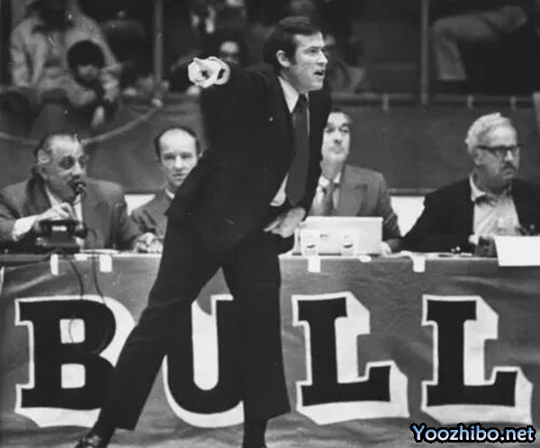 1970-71赛季,迪克-莫塔如何引领芝加哥<a href=/lanqiu360/bulls/ target=_blank class=infotextkey>公牛</a>队逆袭,揽获最佳教练殊荣