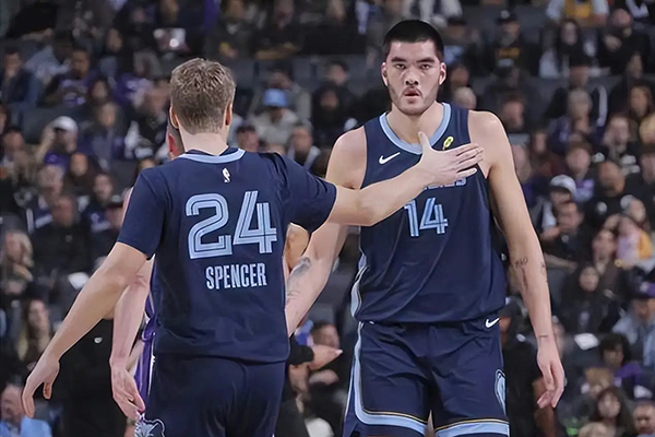 华裔中锋周志豪32+17+5帽创生涯夜 成灰熊赢球关键