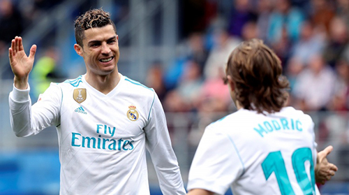 魔笛揭秘皇马首秀更衣室一幕：C罗趴按摩床相迎“你终于来了”