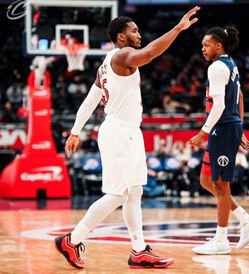 末节狂轰45分逆转!米切尔48分封神 骑士13连胜<a href=/lanqiu360/wizards/ target=_blank class=infotextkey>奇才</a>