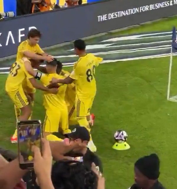 绝杀瞬间！<a href=/xing/zuqiu/zhibode/122.html target=_blank class=infotextkey>菲利克斯</a>给C罗戴上“胜利信物”，C罗跳舞回应嗨爆！