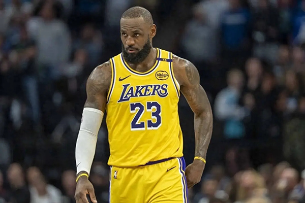 湖人媒体日:艾顿、斯玛特亮相,坦言为与詹姆斯并肩感到振奋